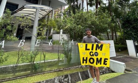 Retienen a dos aficionados del Valencia en Singapur por protestar contra Peter Lim