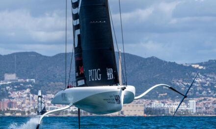 Impresionante entrada al podio del Alinghi Red Bull en la Puig Copa del América Femenina