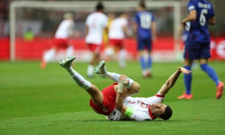 Lewandowski abandona medio cojo el partido de Polonia