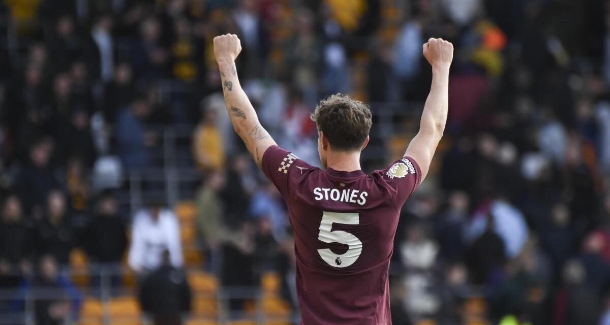 Stones, con un gol en el descuento, mantiene al City en la puja (1-2)