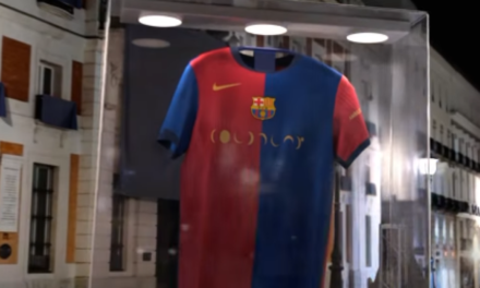 El Barça ‘exhibe’ una camiseta gigante en la Puerta del Sol antes del clásico