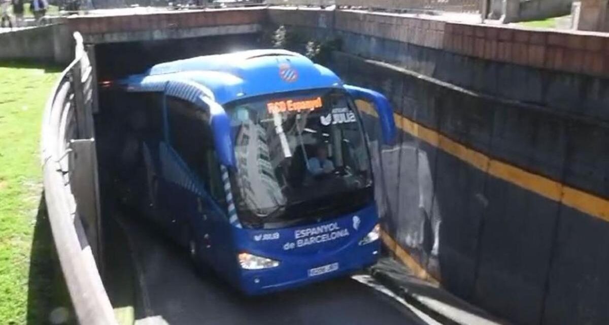 El autobús del Espanyol se queda atascado en un túnel de A Coruña