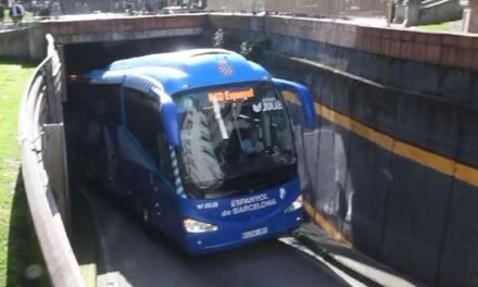 El autobús del Espanyol se queda atascado en un túnel de A Coruña