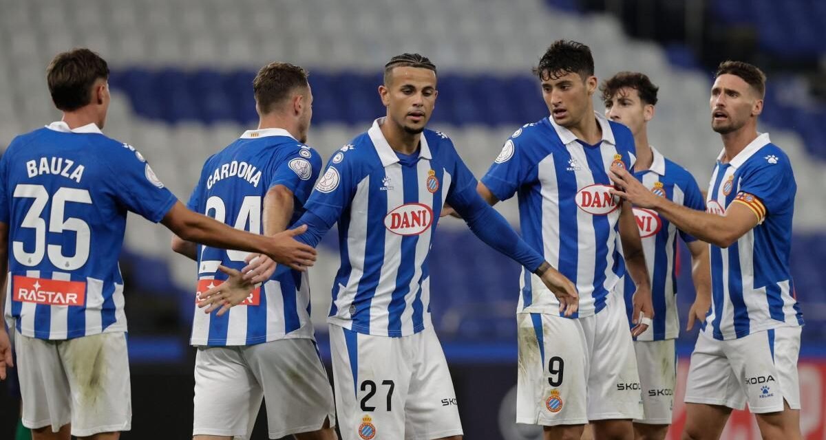 Véliz desatasca al Espanyol en Riazor