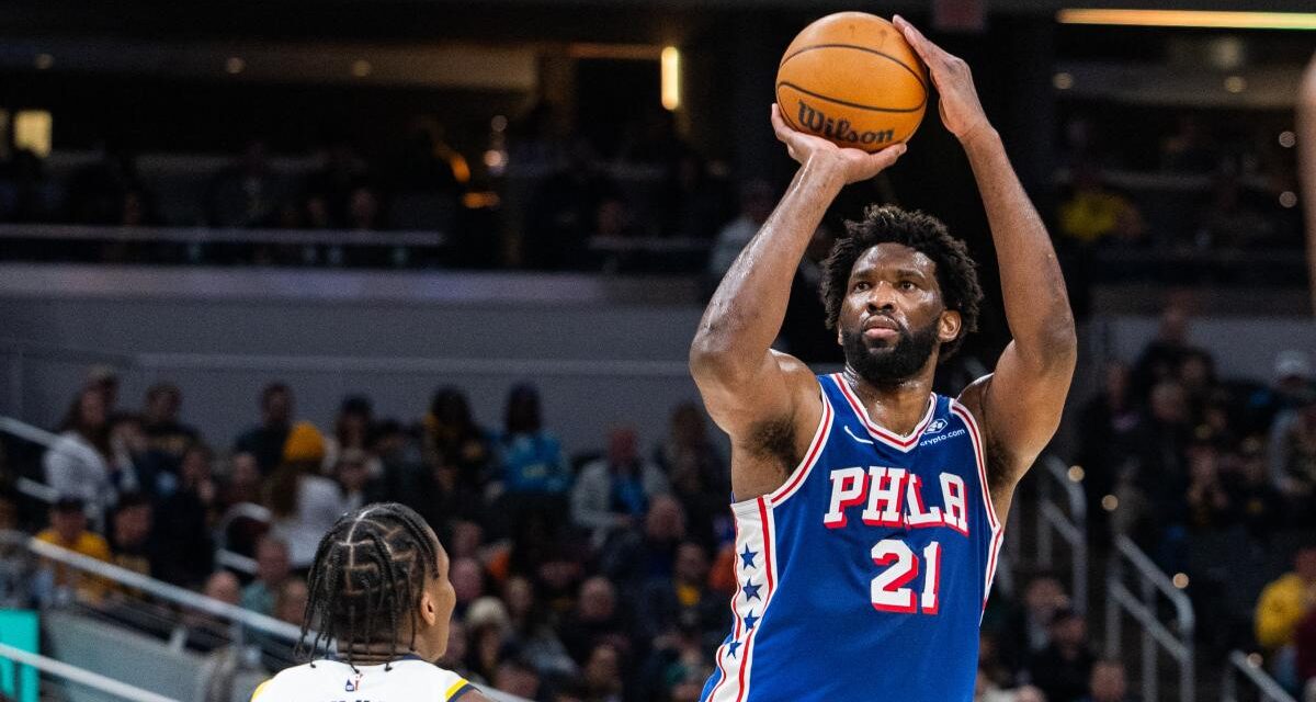 Joel Embiid, sancionado con tres partidos por empujar a un periodista