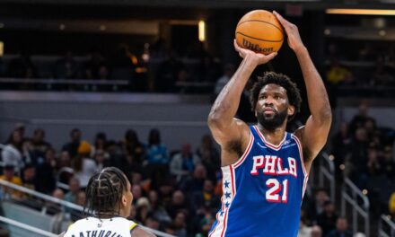 Joel Embiid, sancionado con tres partidos por empujar a un periodista