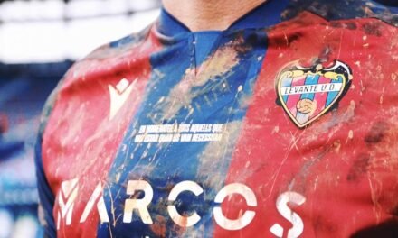 El Levante mancha con barro su camiseta en homenaje a las víctimas de la DANA