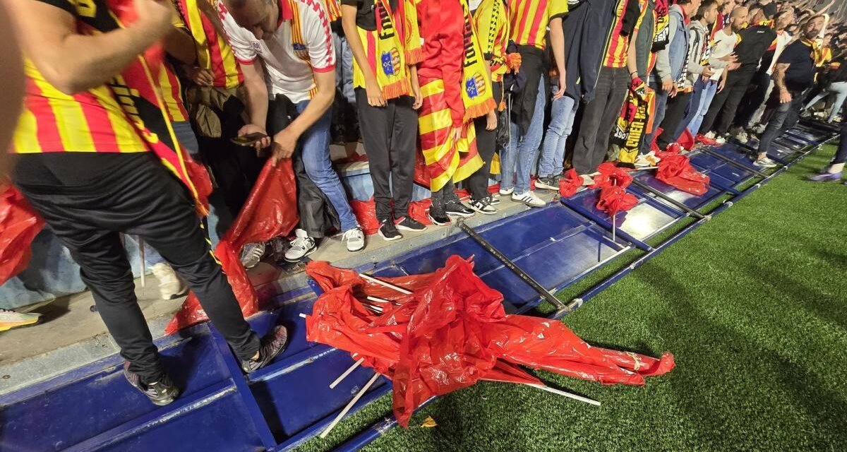 Se suspende el derbi entre el Europa y el Sant Andreu por la caída de una valla del gol norte