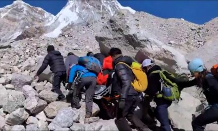 Un vecino de Barcelona en silla de ruedas alcanza el campamento base del Everest