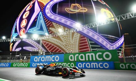 Russell le arrebata la pole a Sainz en las Vegas por 98 milésimas