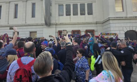 Unos 100 aficionados protestan por el cierre de la grada de animación