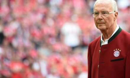 El Bayern homenajea a Franz Beckenbauer y retira su dorsal 5