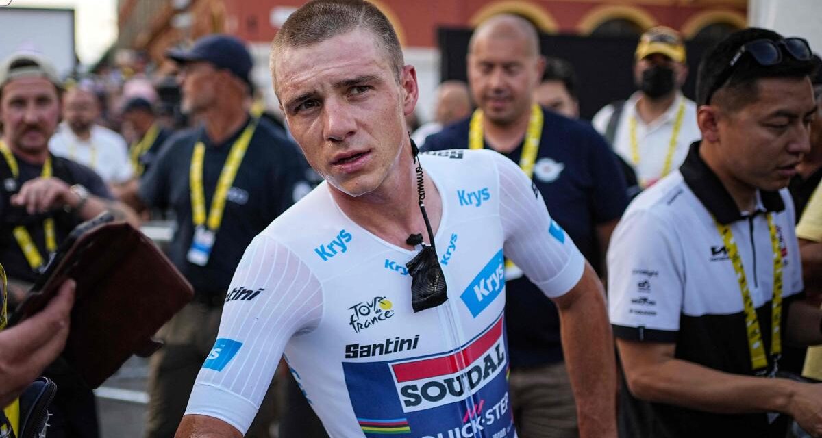 Evenepoel, ingresado tras chocar contra un furgón de correos