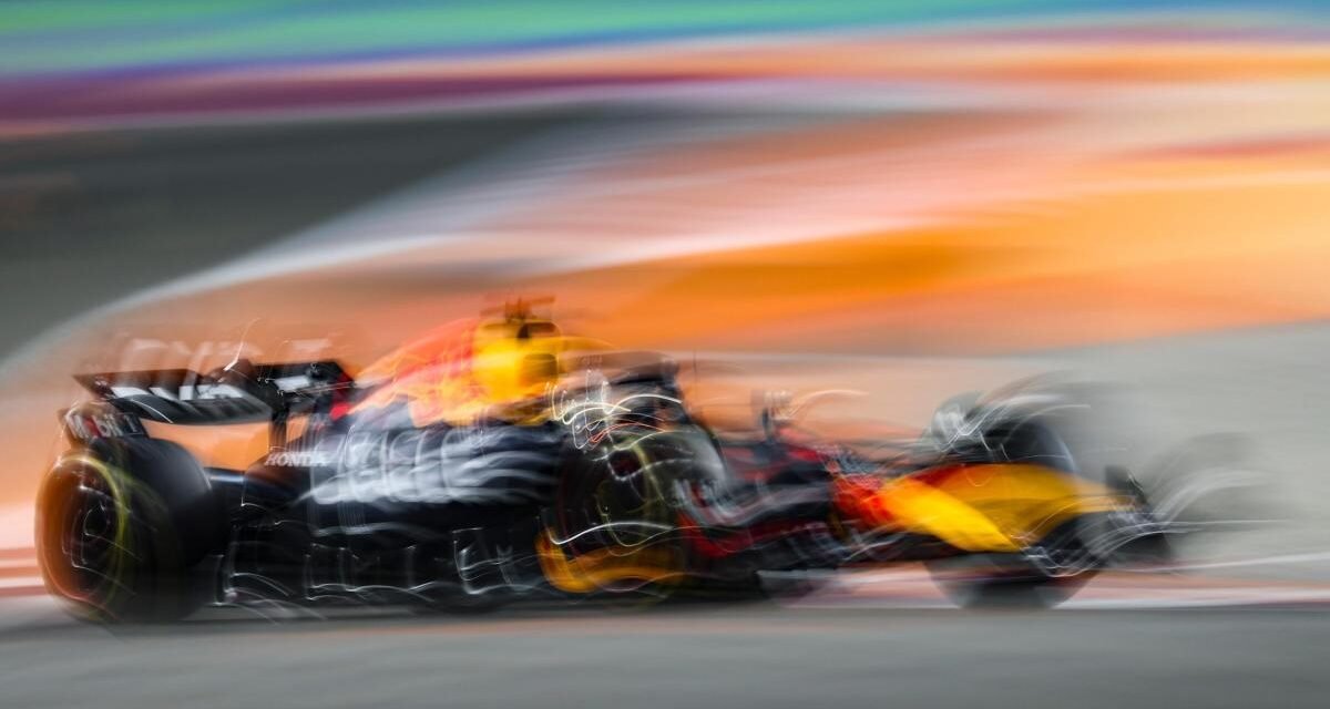 Verstappen se ríe de todo en Qatar: ni una sanción, ni los pinchazos, ni tres coches de seguridad lo frenan