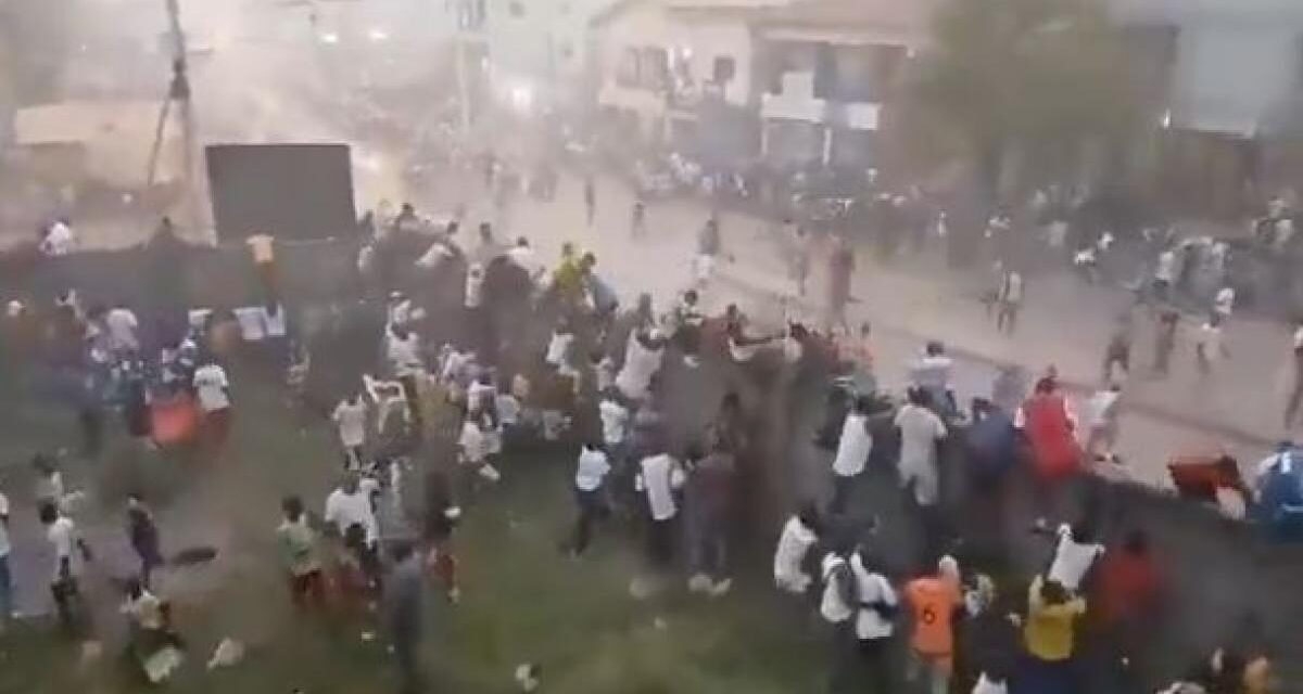 Decenas de muertos en una batalla campal durante un partido en Guinea Conakry