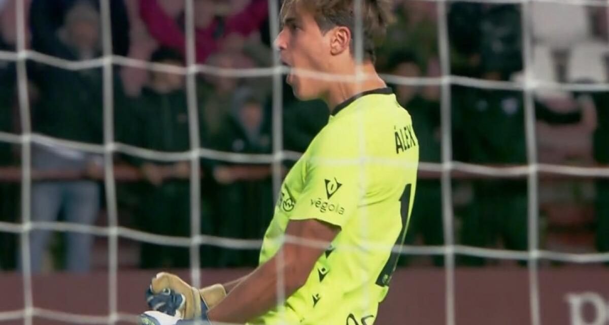 El defensa Pol Arnau, hijo del difunto Francesc Arnau, héroe como portero ante el Girona