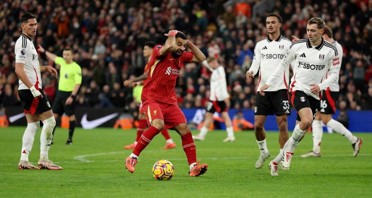 El Liverpool rescata un punto en inferioridad en una tarde de locura en Anfield