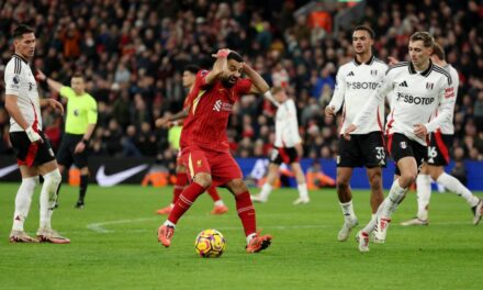 El Liverpool rescata un punto en inferioridad en una tarde de locura en Anfield