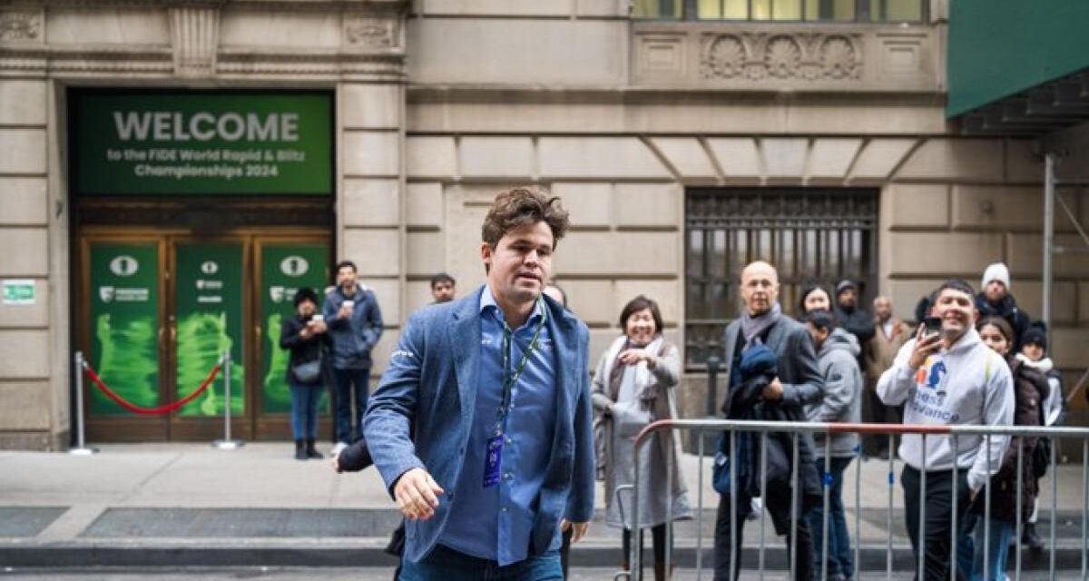 El campeón Magnus Carlsen abandona el mundial porque no le dejaron jugar en vaqueros