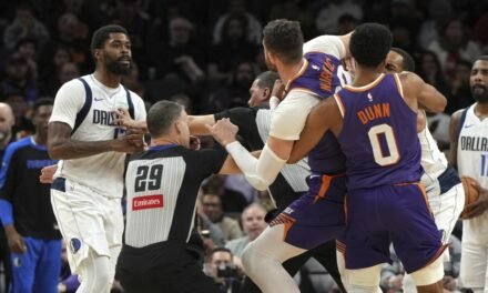 Expulsan a tres jugadores en el duelo entre Suns y Mavericks por una pelea a puñetazos