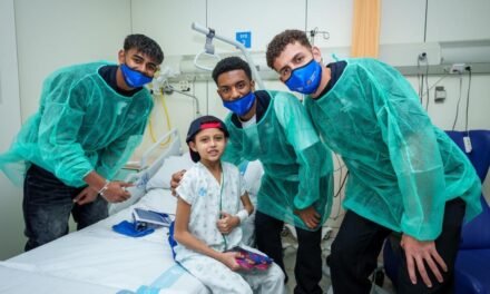 Los jugadores del FC Barcelona visitan a niños hospitalizados