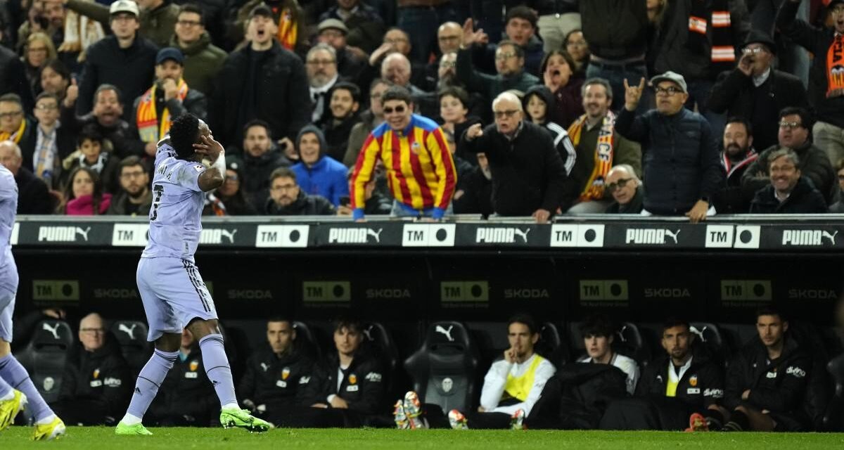 Un Valencia a la deriva se cita con Vinícius