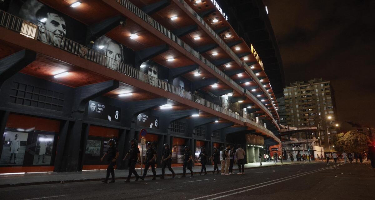 Tres detenidos por agredir a la Policía tras el encuentro en Mestalla entre el Valencia y Madrid