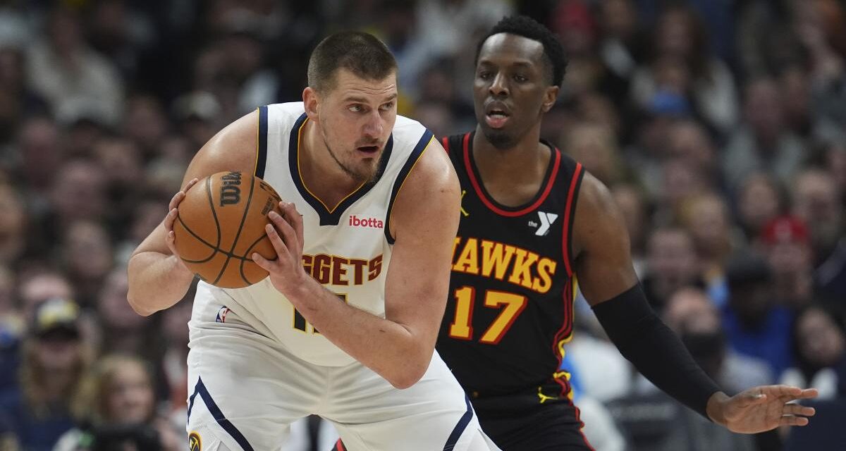 Jokic muestra el camino a los Nuggets ante los Hawks con un triple-doble de récord