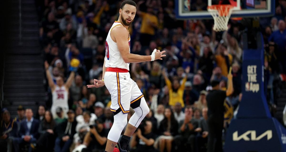 Curry lidera a los Warriors con la mejor estadística en triples de su carrera