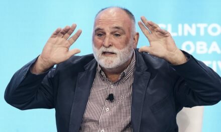 El chef José Andrés y Leo Messi reciben la Medalla Presidencial de la Libertad de EEUU