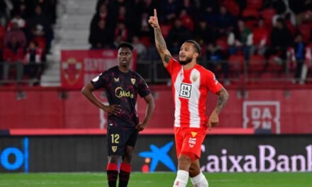 El Almería tumba y golea al Sevilla al son de Luis Suárez