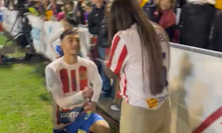 Un jugador del Barbastro pide matrimonio a su novia tras el partido de Copa ante el Barça