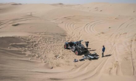 Carlos Sainz vuelca en las dunas, pero puede seguir con más de 40 minutos de retraso