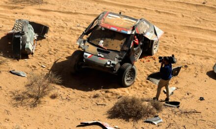 Santolino gana en motos y Loeb pierde 49 minutos tras un espectacular vuelco