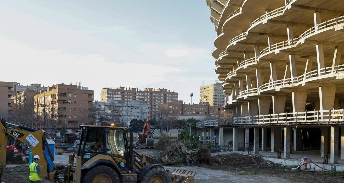 Las obras del Nou Mestalla se reanudan con los asientos cubiertos y sin un presupuesto público