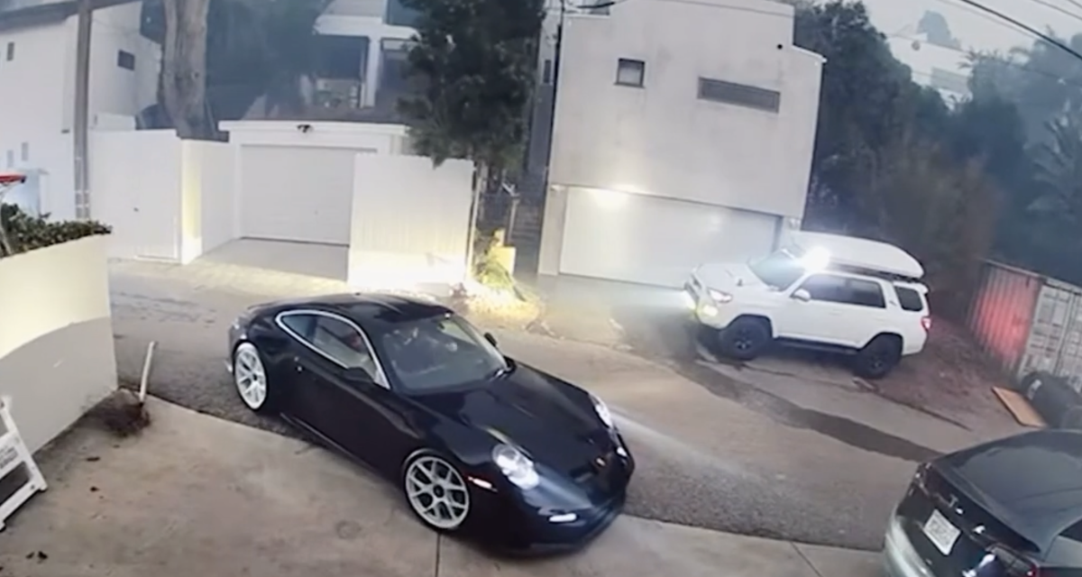 ¿Qué coche salvarías primero de un incendio, un Tesla o un Porsche? Este hombre de Los Ángeles lo tiene muy claro