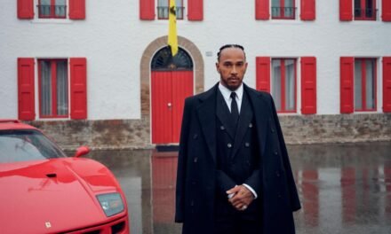 Hamilton abre su era roja de Ferrari visitando Maranello