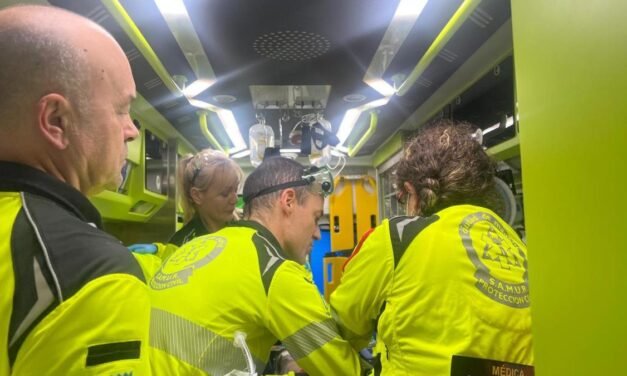 Unos futbolistas salvan con éxito a un árbitro de 29 años que sufrió un infarto en pleno partido