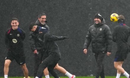 Flick: “A siete puntos la Liga es difícil pero vamos a intentarlo”