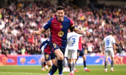 Lewandowski reengancha al Barça a la Liga