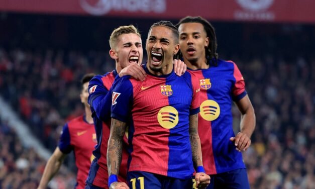 El Barcelona va tan en serio que golea con diez en el Pizjuán