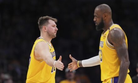 Destellos de Doncic en su esperado debut con los Lakers