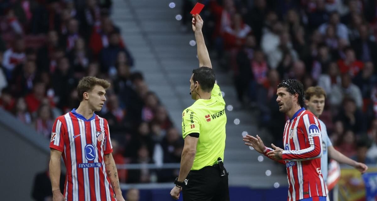 El Atlético, con un expulsado y un penalti en contra, desaprovecha la ocasión de ponerse líder