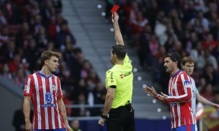 El Atlético, con un expulsado y un penalti en contra, desaprovecha la ocasión de ponerse líder