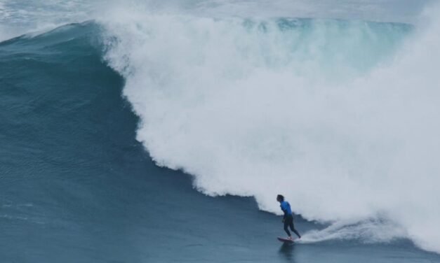 Tres surfistas desafían la física con las colosales olas de Portugal