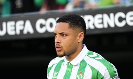 Vitor Roque, en caída libre con el Betis