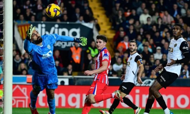 El Atlético aprieta el liderato y vuelve a meter al Valencia en zona de descenso