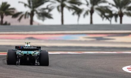 Alonso deja buenas sensaciones en Bahrein y Hamilton luce su nuevo Ferrari