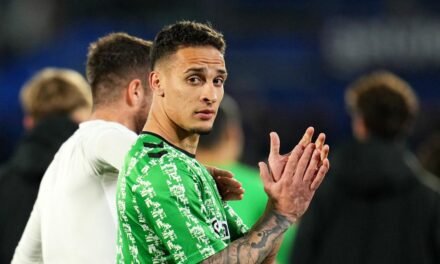 Disciplina quita la roja a Antony, que podrá jugar contra el Real Madrid