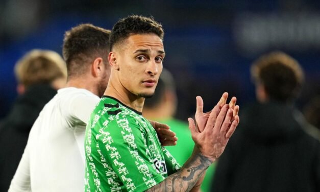Disciplina quita la roja a Antony, que podrá jugar contra el Real Madrid